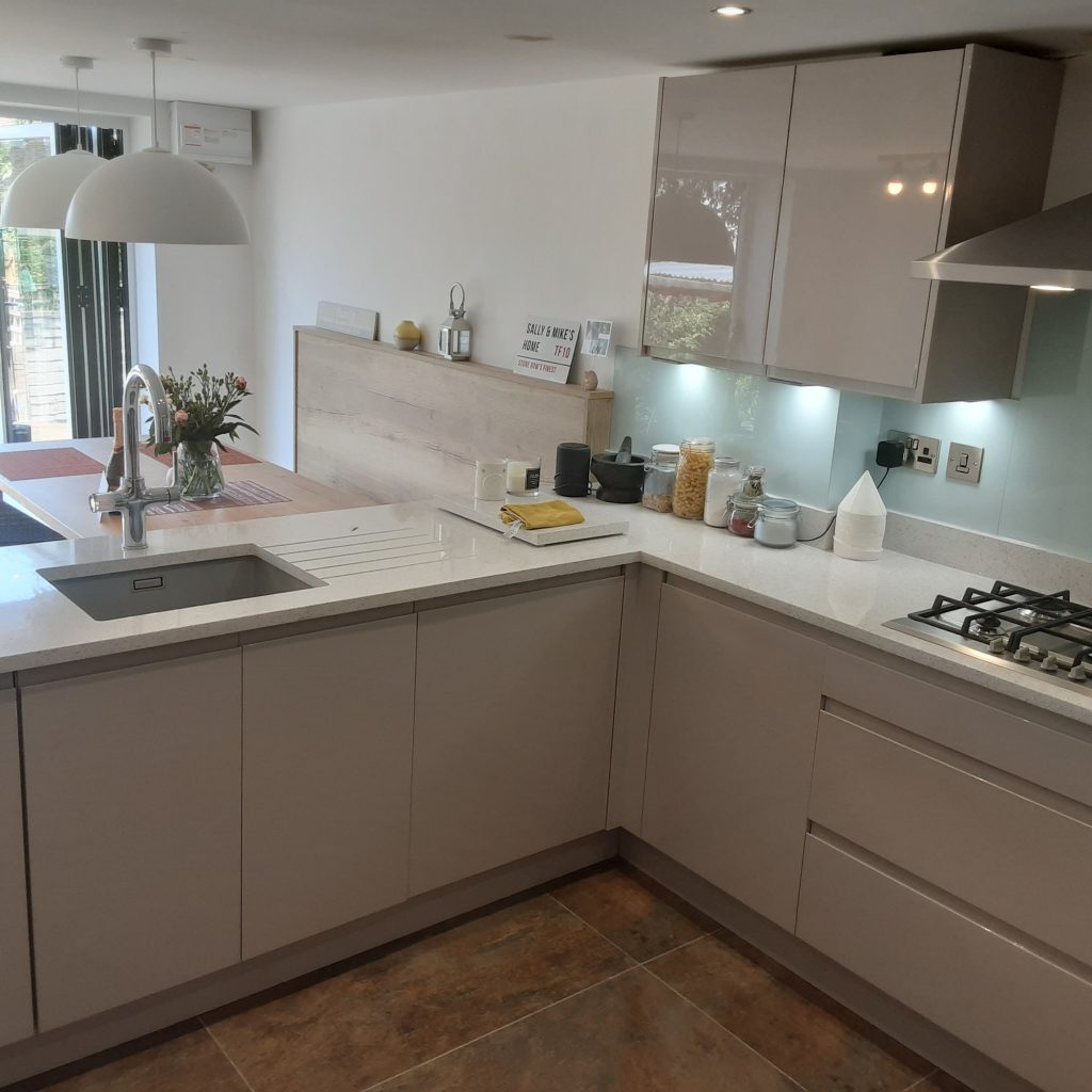 Evan's Sienna Gloss Cashmere Kitchen with Linea Natural Halifax Oak bench 3