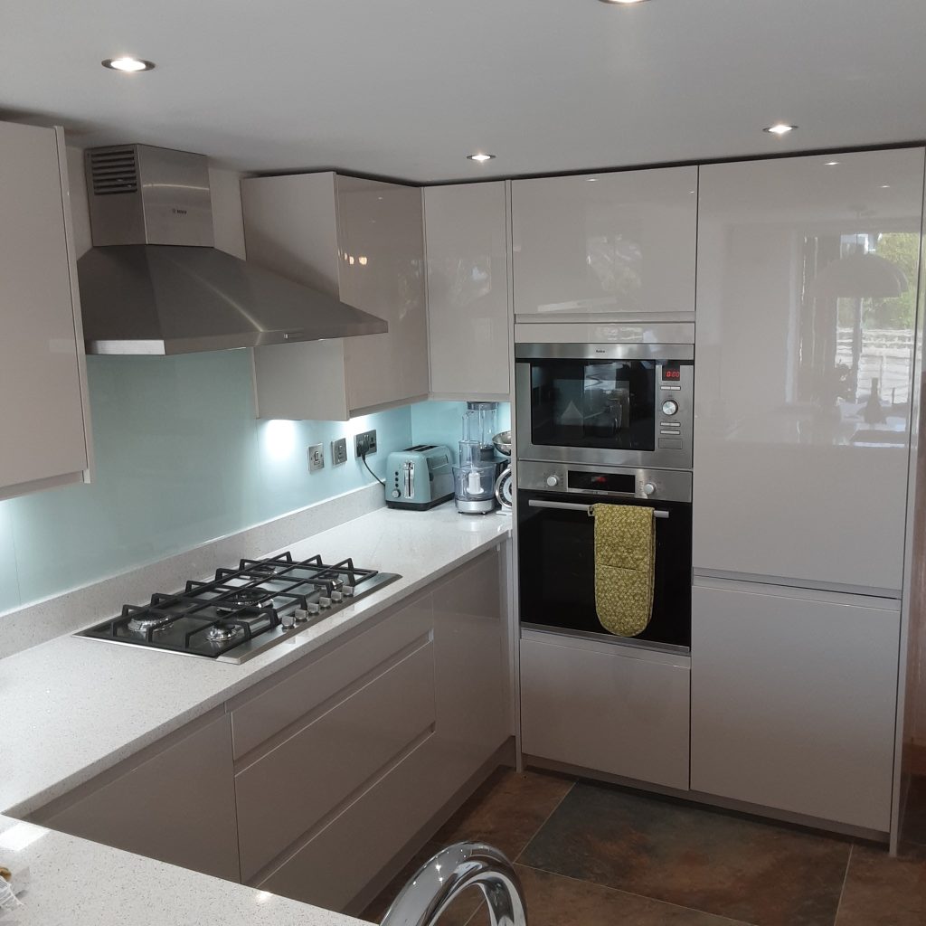 Evan's Sienna Gloss Cashmere Kitchen with Linea Natural Halifax Oak bench 2