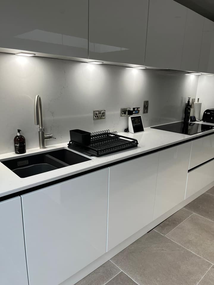 White Gloss modern kitchen