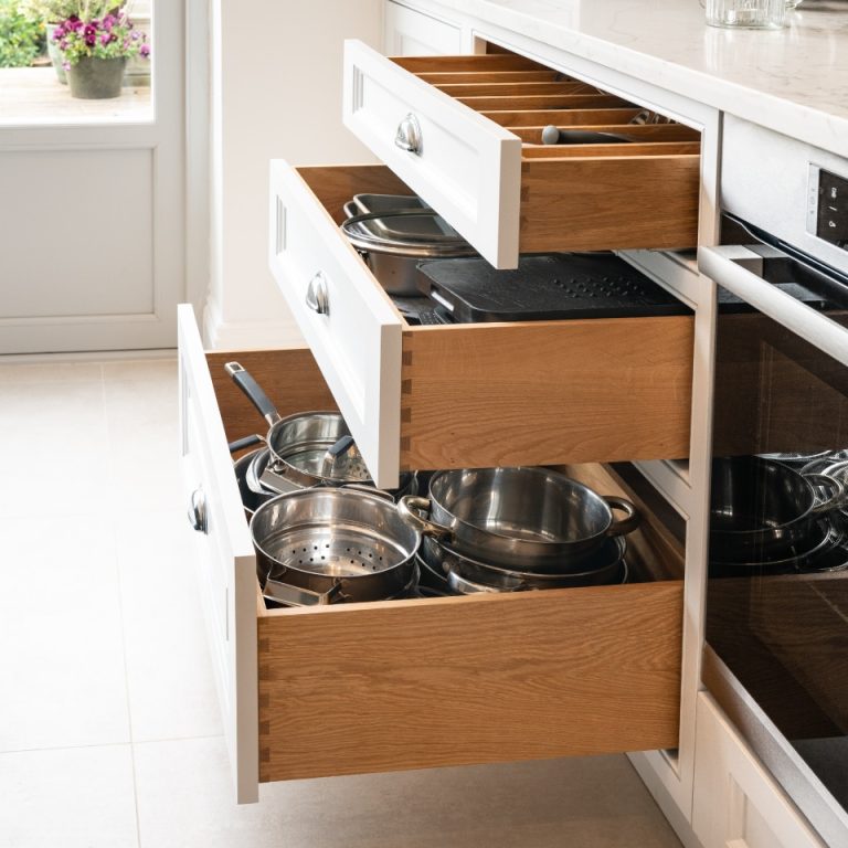 Cabinet-Features_Solid-Wood-Drawer-Box